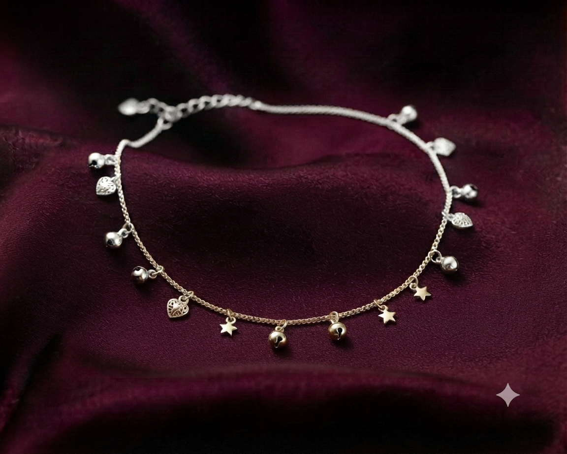 A delicate gold anklet with an elegant design , perfect for everyday wear and special occasions.