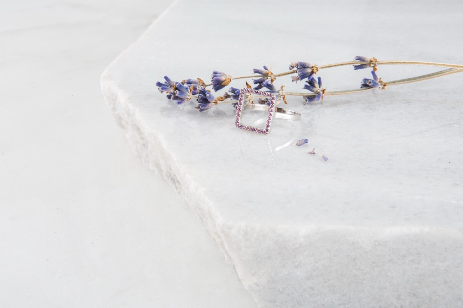 Minimal Geometric Ring — view 5